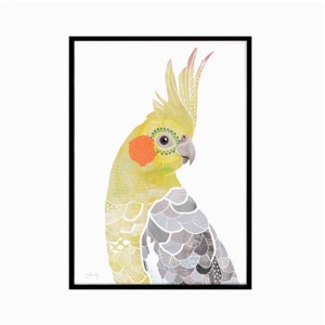Puede incluir: Una impresi&oacute;n art&iacute;stica enmarcada con una ilustraci&oacute;n de acuarela de una cacat&uacute;a. El ave tiene plumaje amarillo, gris y naranja con patrones intrincados. La obra de arte est&aacute; sobre un fondo blanco, enmarcada en negro.