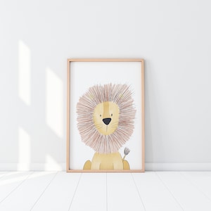 Puede incluir: Una impresi&oacute;n en acuarela enmarcada de un le&oacute;n. El le&oacute;n tiene una cara y un cuerpo de color canela, una melena marr&oacute;n y una peque&ntilde;a cola. El marco es de color marr&oacute;n claro. La obra de arte se exhibe contra una pared y un suelo blancos.
