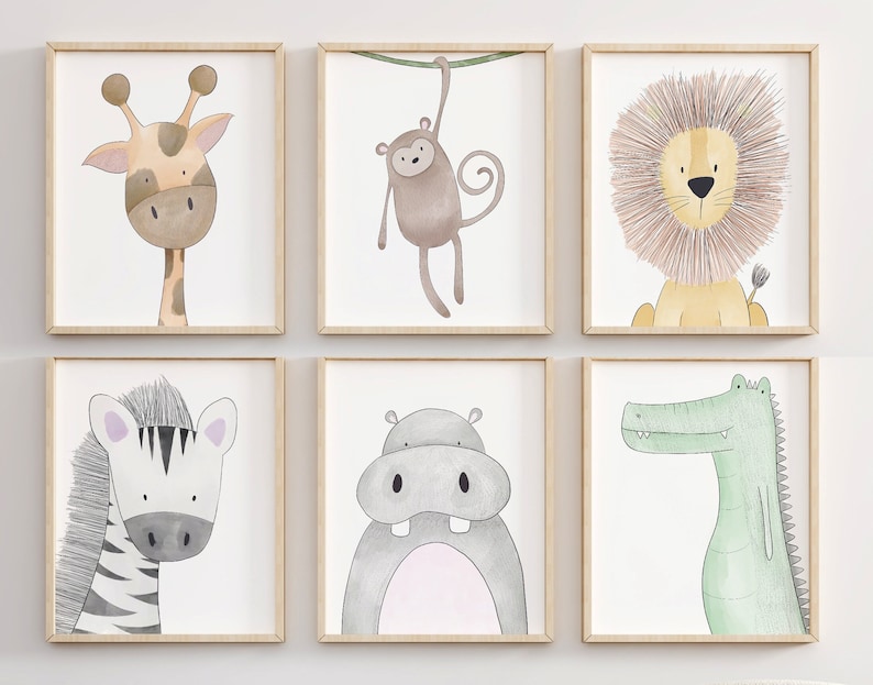 Puede incluir: Conjunto de seis l&aacute;minas enmarcadas de animales en acuarela. Incluye una jirafa, un mono, un le&oacute;n, una cebra, un hipop&oacute;tamo y un caim&aacute;n. Cada animal est&aacute; representado en un estilo sencillo y de dibujos animados con colores suaves y fondo blanco. Los marcos son de madera clara.