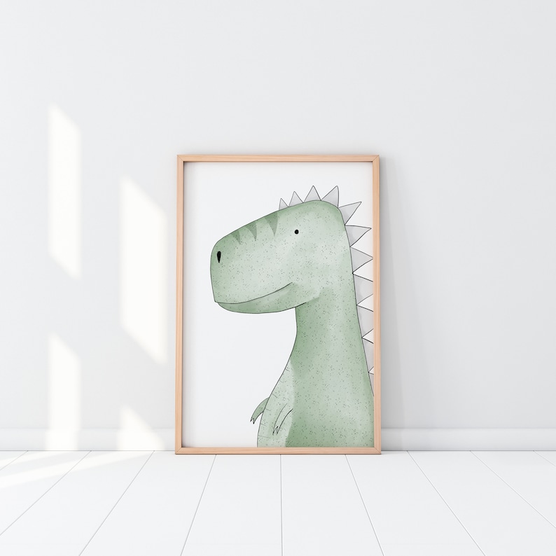 K&ouml;nnte beinhalten: Gerahmter Druck mit einer Illustration eines freundlichen gr&uuml;nen Dinosauriers. Der Dinosaurier hat ein strukturiertes Aussehen mit einem hellgr&uuml;nen K&ouml;rper, einem wei&szlig;en R&uuml;ckgrat und einem l&auml;chelnden Gesichtsausdruck. Das Kunstwerk ist vor einem wei&szlig;en Hintergrund in hellem Holz gerahmt.