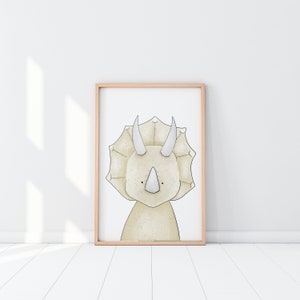 K&ouml;nnte beinhalten: Ein gerahmter Druck mit einer Cartoon-Illustration eines Triceratops-Dinosauriers. Das Kunstwerk hat eine neutrale Farbpalette mit Beige-, Creme- und hellbraunen T&ouml;nen. Der Dinosaurier hat einen Kragen, H&ouml;rner und eine kleine Nase. Der Rahmen ist hellbraun.