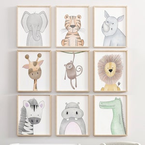 Puede incluir: Nueve impresiones enmarcadas en acuarela con varios animales de safari. La colecci&oacute;n incluye un elefante, un tigre, un rinoceronte, una jirafa, un mono, un le&oacute;n, una cebra, un hipop&oacute;tamo y un cocodrilo. Cada animal est&aacute; representado en un estilo sencillo.