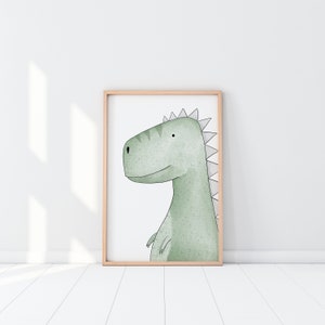 K&ouml;nnte beinhalten: Ein gerahmter Druck mit einer Illustration eines freundlichen gr&uuml;nen Dinosauriers. Der Dinosaurier hat ein strukturiertes Aussehen mit einem hellgr&uuml;nen K&ouml;rper, einem wei&szlig;en Bauch und einer Reihe wei&szlig;er Stacheln auf dem R&uuml;cken. Das Kunstwerk ist vor einem wei&szlig;en Hintergrund.