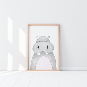 Puede incluir: Una impresi&oacute;n enmarcada con una ilustraci&oacute;n de un hipop&oacute;tamo gris con vientre rosa. La obra de arte est&aacute; sobre un fondo blanco y enmarcada en un marco de madera clara. La imagen se muestra en una pared blanca.
