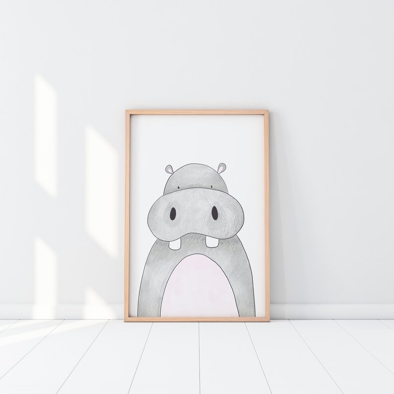 Puede incluir: Una impresi&oacute;n enmarcada con una ilustraci&oacute;n de un hipop&oacute;tamo gris con vientre rosa. La obra de arte est&aacute; sobre un fondo blanco y enmarcada en un marco de madera clara. La imagen se muestra en una pared blanca.