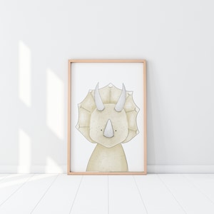 K&ouml;nnte beinhalten: Ein gerahmter Druck mit einer Cartoon-Illustration eines Triceratops-Dinosauriers. Das Kunstwerk hat eine neutrale Farbpalette mit Beige-, Creme- und hellbraunen T&ouml;nen. Der Dinosaurier hat einen Kragen, H&ouml;rner und eine kleine Nase. Der Rahmen ist hellbraun.