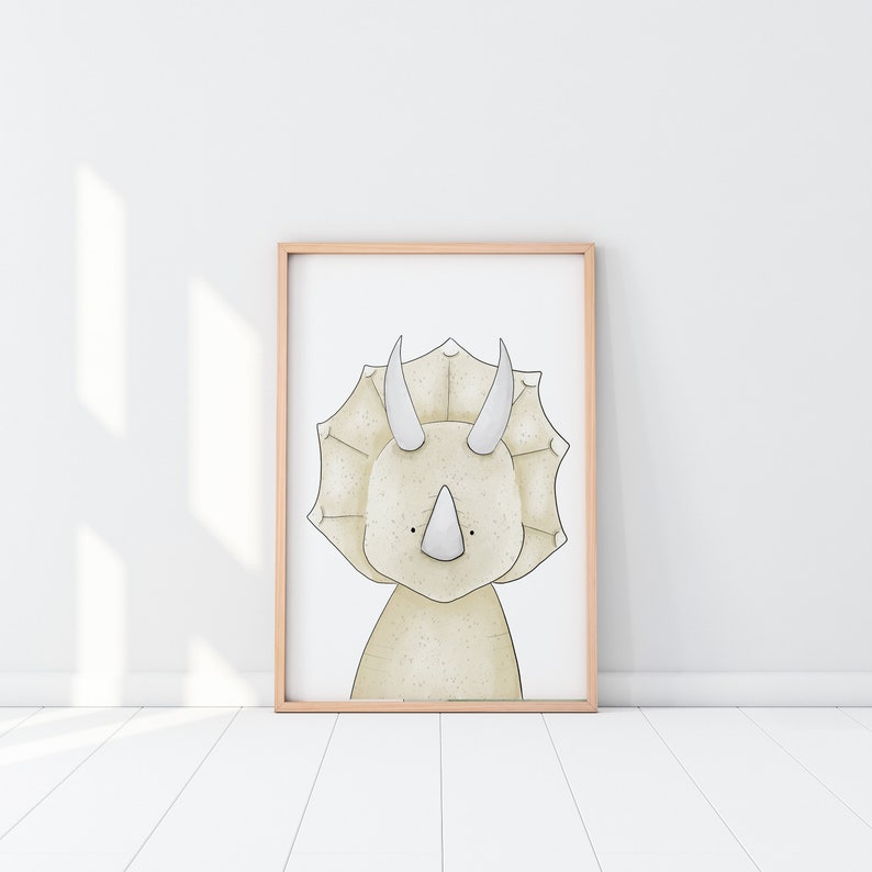 K&ouml;nnte beinhalten: Ein gerahmter Druck mit einer Cartoon-Illustration eines Triceratops-Dinosauriers. Das Kunstwerk hat eine neutrale Farbpalette mit Beige-, Creme- und hellbraunen T&ouml;nen. Der Dinosaurier hat einen Kragen, H&ouml;rner und eine kleine Nase. Der Rahmen ist hellbraun.