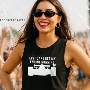 Camiseta de tirantes para mujer "Autos rápidos, pongo mi motor en marcha" / Camiseta de tirantes para mujer de carreras / Indianápolis / Indy / Autos / Camiseta de autos rápidos / Chicas de carreras
