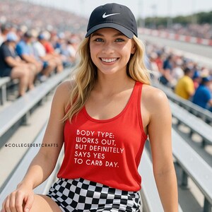 Tipo de cuerpo, hace ejercicio pero definitivamente dice sí al día de carbohidratos / Carreras / Indianápolis / Indy / Autos / Camiseta de autos rápidos / Musculosa de mujer / Fitness