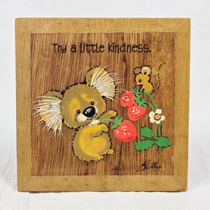 Plaque en bois Koala et fraises des années 1980 par Springbok pour Hallmark Cards, debout, dessus de table Australie Thème australien, décoration animalière