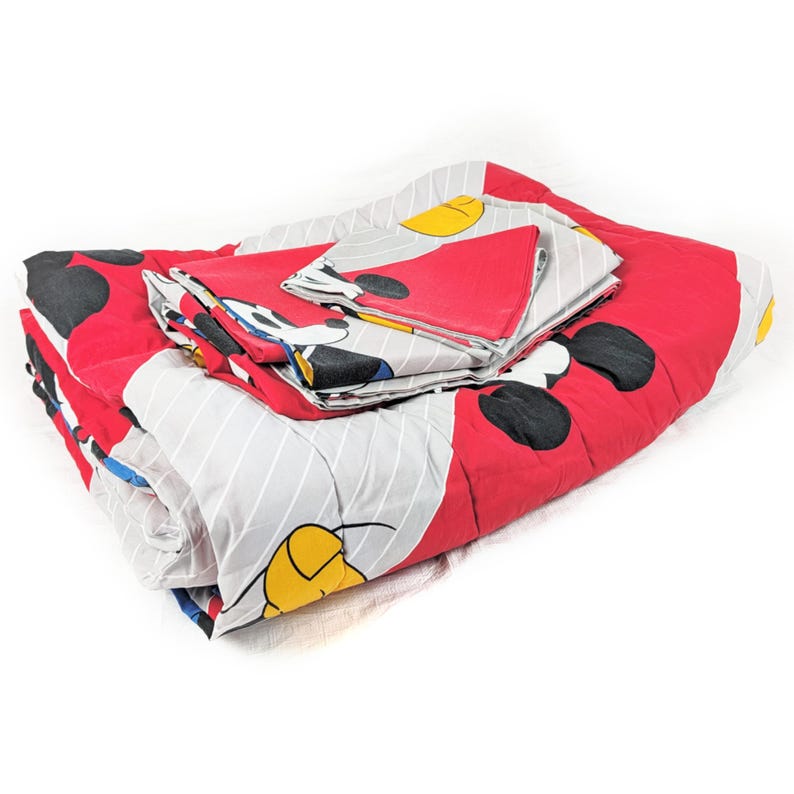 1990-tals Musse Pigg 4-delat sängklädset med överkast, lakan och örngott, vintage 90-tals Disney sovrumsdekoration i popkonststil, tillverkad i USA bild 1