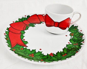 1970s Fitz & Floyd Holly Wreath Snack Plate w/ Cup, Vintage 70s Christmas Holiday Food Snacking, Bow Berries Decor