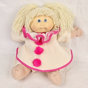 80er Jahre Cabbage Patch Zirkuspuppe mit authentischem Clown-Kostüm, handgemachtes Hemd, blonde blaue Augen, Vintage 80er Jahre Kinder-TV-Karikatur Spielzeug