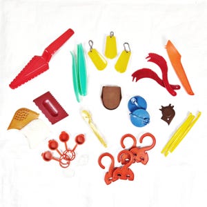 Utensili e utensili da cucina Tupperware anni '60/'70, levatorsoli, pelapatate, coperchi per bibite, calzascarpe, ganci, raschietto, cucina casalinga vintage anni '60/'70