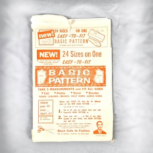 Può includere: Modello di cucito vintage con il testo "24 taglie su un modello base facile da adattare". Il modello è stampato su carta color crema con testo arancione e nero. Il modello promette di adattarsi a tutte le taglie.