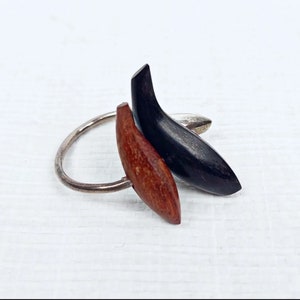 Tiffany And Co. Frank Gehry Fish Ring, Retired, Silver Onyx Acacia Wood, Jewelry image 2