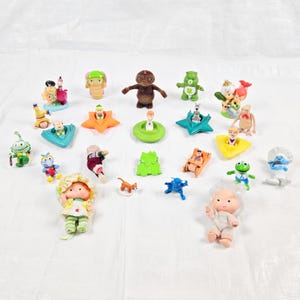 Jaren 70 80 90 Cartoons en films Speelgoedcollectie, lot 20+, vintage tv-speelgoed voor kinderen, Flintstones E.T. Glow Worm Troetelbeer Smurf Army Ant