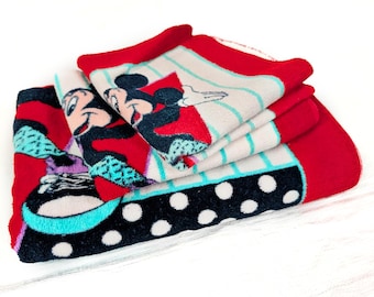 Zestaw ręczników z Myszką Miki z lat 90. autorstwa Jo Franco, czerwono-biało-czarny, Disney, wystrój łazienki z postaciami z kreskówek telewizyjnych z lat 90.