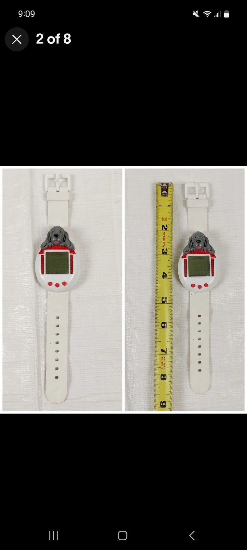 K&ouml;nnte beinhalten: Wei&szlig;e Armbanduhr aus Kunststoff mit einem rot-wei&szlig;en Digitaldisplay und einer grauen Hundgrafik. Die Uhr hat einen Durchmesser von 5 cm und ein wei&szlig;es Kunststoffband.