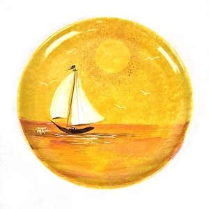 Jaren 70 zeilboot bij zonsondergang / zonsopgang decoratieve display keramische plaat / oplader, door Joyce Mapes, handgemaakt, handgeschilderd, vintage jaren 70 huiskunst