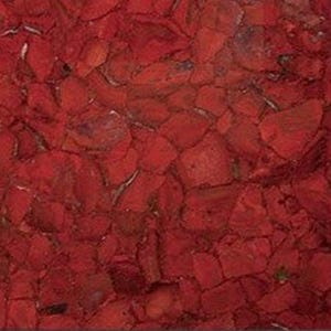 Könnte beinhalten: Nahaufnahme einer Oberfläche, die aus unregelmäßig geformten, tiefroten Teilen besteht. Die Teile sind eng aneinander gepackt und bilden ein mosaikartiges Muster. Die Gesamttextur erscheint rau und uneben, mit Farb- und Tonvariationen.