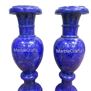 Op de afbeelding: Twee bijpassende, diepblauwe marmeren vazen met een textuur. Elke vaas heeft een brede, uitlopende bovenkant, een bolvormig middengedeelte en een voetstuk. De tekst "MarbleCrafts" is zichtbaar op de voorkant van elke vaas.