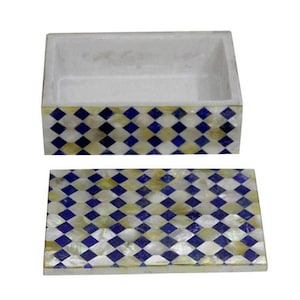 Op de afbeelding: Een rechthoekige doos met een apart deksel. De doos en het deksel zijn versierd met een herhalend patroon van blauwe en gebroken witte ruitvormen. De binnenkant van de doos is wit.