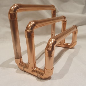 Porta-cartas de cobre feito à mão, suporte de mesa para controle remoto, suporte de mesa de metal reciclado. Tubo de gás de água de 15 mm de qualidade pesada, bem feito