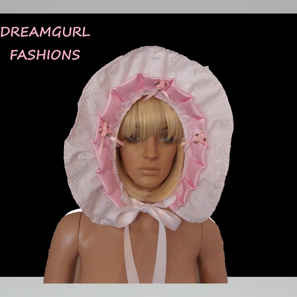 Beau bonnet sissy bébé adulte. Fabriqué en satin soyeux avec volants et garniture en dentelle