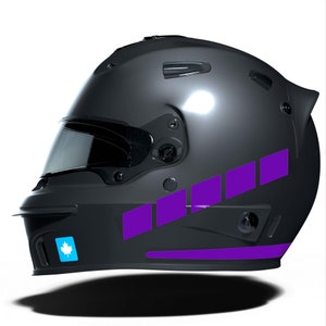 Könnte beinhalten: Ein schwarzer Rennhelm mit einem violetten Streifen und einem kanadischen Flaggenaufkleber an der Seite.