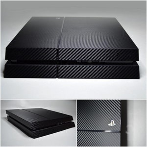 以下が含まれることがあります： カーボンファイバービニールスキンを貼った黒いプレイステーション4コンソール。コンソールは正面と側面から見えています。
