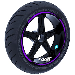 Könnte beinhalten: Ein schwarzer Motorradreifen mit einem violetten Felgenstreifen. Der Reifen hat den Text "Cinar Extreme" und "Fluorescent Rim Stripe" auf der Seitenwand.