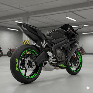 Könnte beinhalten: Ein schwarzes Sportmotorrad mit grünen Akzenten auf den Rädern und dem Text "DINAR EXTREME" auf dem Reifen. Das Motorrad steht in einer Garage.