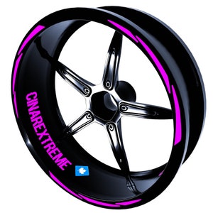 Peut inclure: Une jante de roue de moto noire avec une bande rose et le texte "CINAREXtreme" sur le côté.
