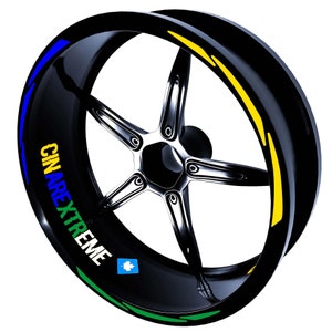Könnte beinhalten: Eine schwarze Motorrad-Felge mit einem grünen, blauen und gelben Streifen-Design. Die Felge hat ein Fünf-Speichen-Design und der Text "CINAREXTREME" ist auf der Seite aufgedruckt. Eine kanadische Flagge ist ebenfalls auf der Felge zu sehen.