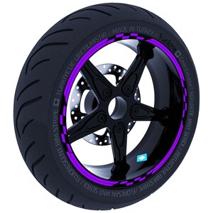 Peut inclure: Une roue de moto noire avec une bande de jante à damier blanche et violette. La bande porte l'inscription "FLUORESCENT RIM STRIPE / FLORESAN JANT ŞERİDİ / REFLECTIVE RIM STRIPE / REFLEKTIF JANT SERİDİ / Çınar Extreme® TÜRKİYE'DE ÜRETİLMİŞTİR / MADE IN TURKEY".