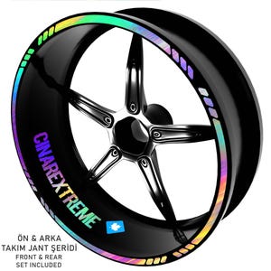 以下が含まれることがあります： レインボーの虹色のステッカーが貼られた黒いリム。ステッカーには「CNAREXtreme」と書いてあり、小さなカナダ国旗が貼られています。リムの下には「ÖN & ARKA TAKIM JANT ŞERİDİ FRONT & REAR SET INCLUDED」というテキストがあります。