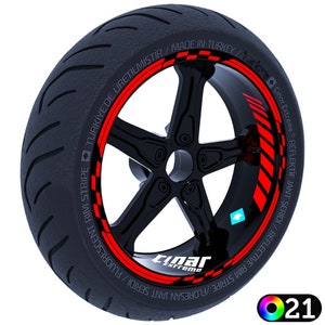 Peut inclure: Roue de moto noire avec une jante et un pneu noirs. La jante présente une bande réfléchissante rouge et des accents rouges. Le texte "Çınar Extreme" est visible sur la jante. Le pneu porte l'inscription "MADE IN TURKEY".