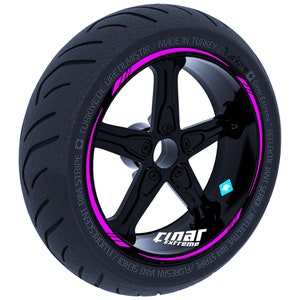 Könnte beinhalten: Ein schwarzer Motorradreifen mit einem rosa Felgenstreifen und dem Text "Cinar Extreme" in rosa. Der Reifen wird in der Türkei hergestellt und hat einen reflektierenden Felgenstreifen.