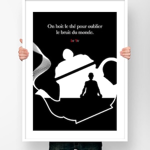 Peut inclure: Illustration en noir et blanc d'une théière avec une personne assise en méditation à l'intérieur. Le texte dit "On boit le thé pour oublier le bruit du monde. Le Yu."