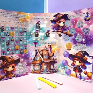 Könnte beinhalten: Ein farbenfrohes Spielbrett mit Hexen-Thema. Das Brett zeigt ein Gitter mit Zahlen und Symbolen, ein Haus mit einem Hexenhut und eine Hexe, die auf einem Besen fliegt. Der Text auf dem Brett lautet "DIESES WÜRFEL BINGO IST DEIN SPIELFELD KOMMST DU AUF EIN SYBOCHOSAT DU ZUR EXTRA CHALLENGE AUF DEN ANDEREN ZWEI SEITEN GEHEN WÜRFEL MIT ZWEI 6-SEITIGEN WÜRFELN".