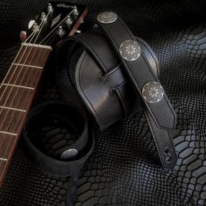 Leather guitar strap with shoulder pad