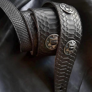 Bracelet en cuir argentin façon reptile pour guitare ou basse, fait main, écailles noires, souple, conchos, cadeau pour la fête des pères