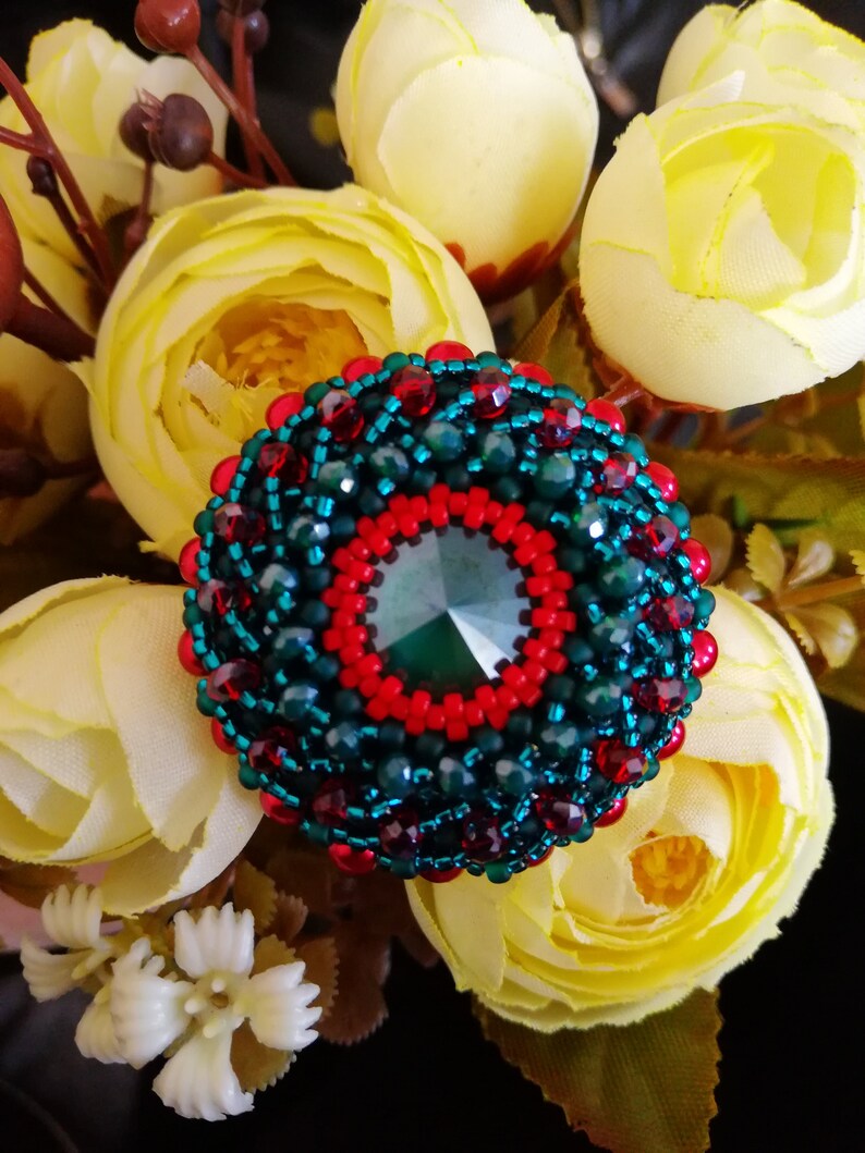 Green round bead brooch