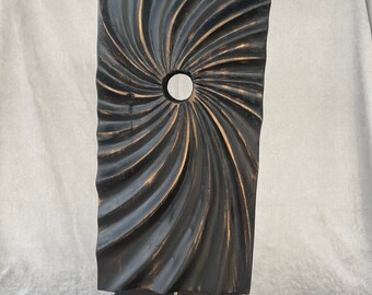 抽象的な木製の螺旋彫刻：スタンド上の幾何学的な黒い装飾アート