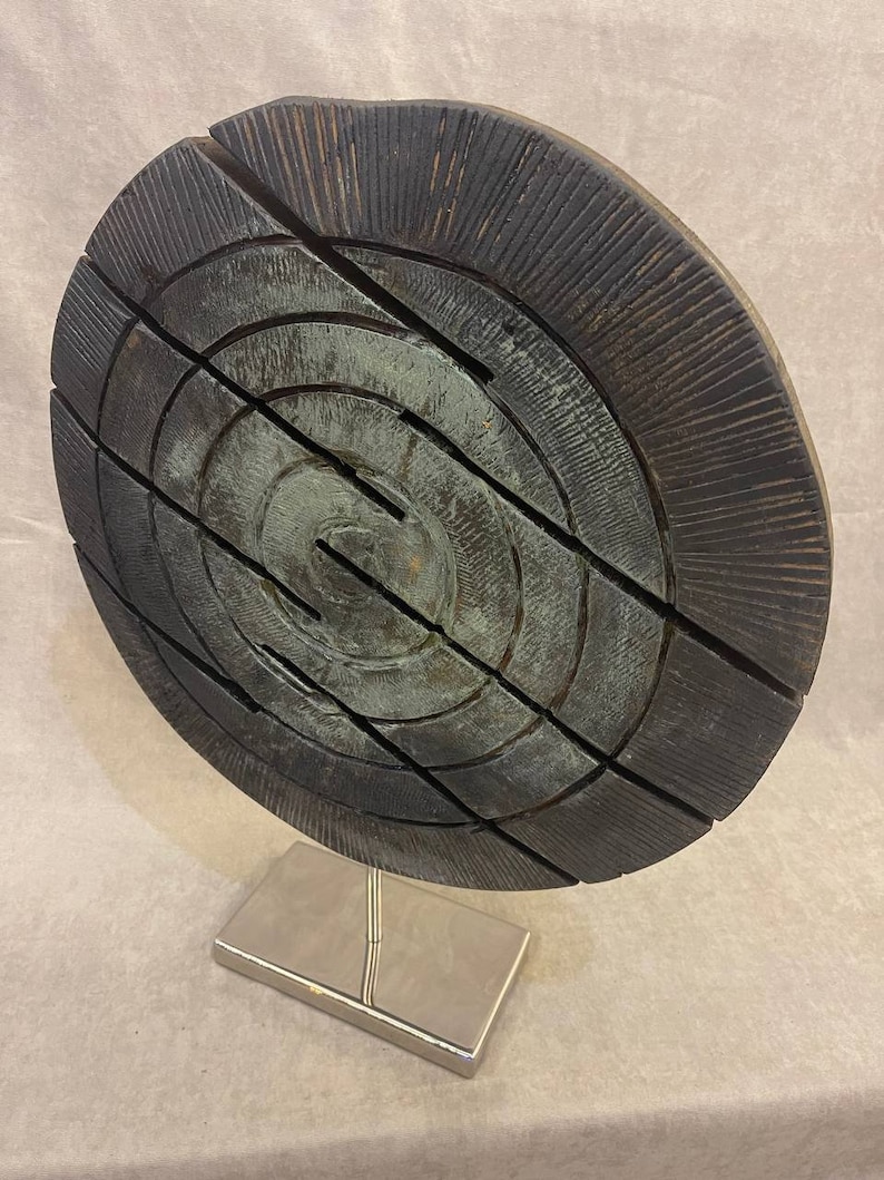 Escultura de madera redonda Original de 19,2x15,7 , arte de escritorio de madera oscura creativa, figura de mesa de madera abstracta, disco de laberinto imagen 4