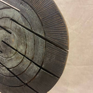 Escultura de madera redonda Original de 19,2x15,7 , arte de escritorio de madera oscura creativa, figura de mesa de madera abstracta, disco de laberinto imagen 7