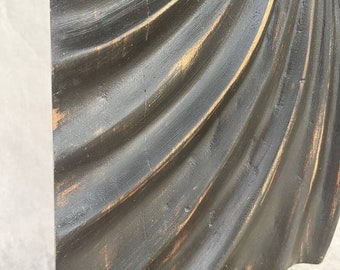 抽象的な木製の螺旋彫刻：スタンド上の幾何学的な黒い装飾アート