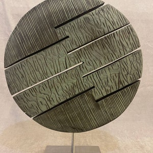Escultura de madera redonda Original de 19,2x15,7 , arte de escritorio de madera oscura creativa, figura de mesa de madera abstracta, disco de laberinto imagen 6