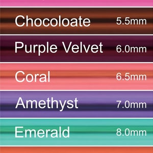Pu&ograve; includere: Un grafico che mostra diversi fili colorati con i loro nomi e dimensioni corrispondenti in millimetri. I colori includono zaffiro, blu elettrico, rubino, cioccolato, velluto viola, corallo, ametista, smeraldo, granato e rubino.